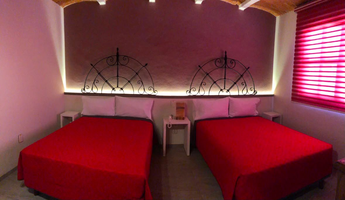 Habitación Doble con dos camas matrimoniales y cabeceras de herrería