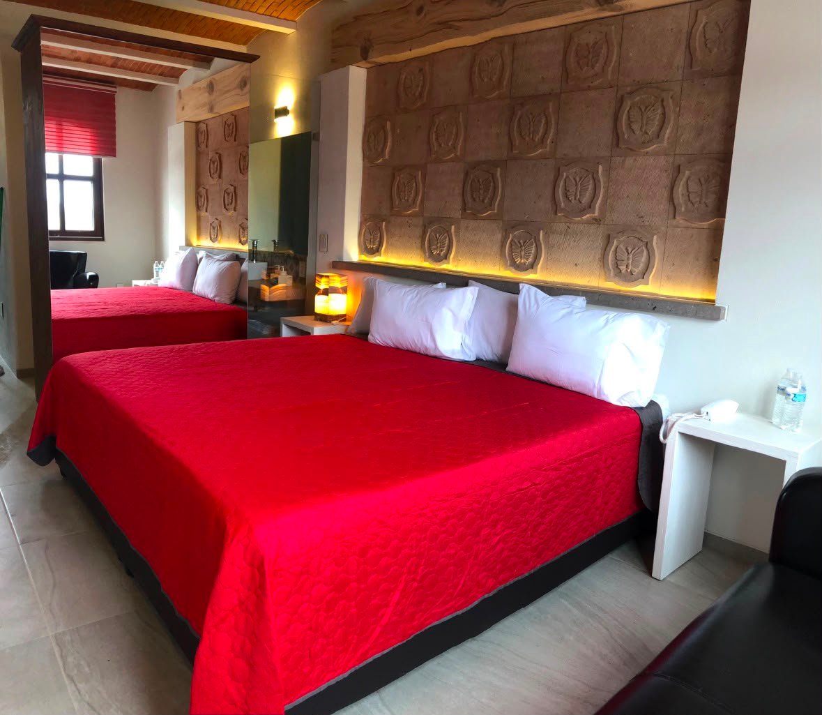Suite King Size con cabecera de cantera labrada